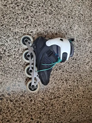 Patines en línea negros y turquesa