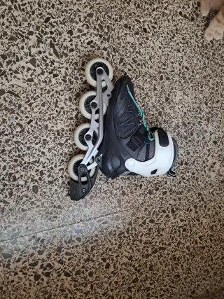 Patines en línea negros y turquesa