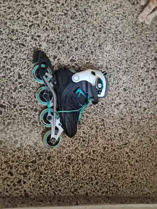 Patines en línea negros y turquesa