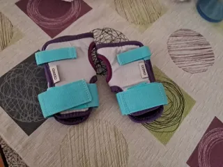 Patines en línea negros y turquesa