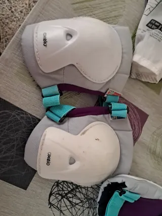 Patines en línea negros y turquesa