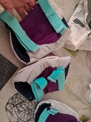 Patines en línea negros y turquesa