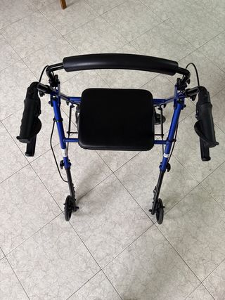 Andador azul con asiento y ruedas
