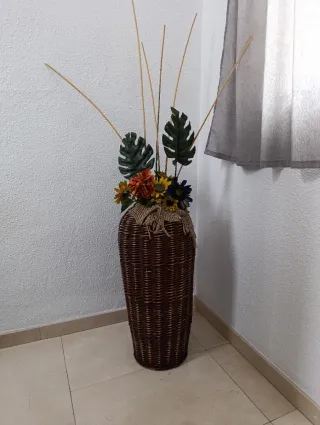 Jarrón decorativo de mimbre y yute