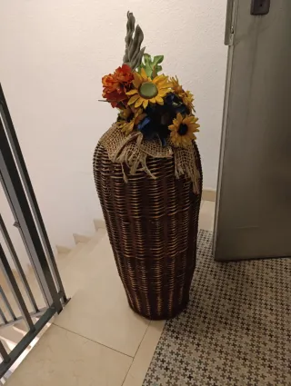 Jarrón decorativo de mimbre y yute