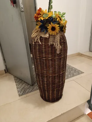 Jarrón decorativo de mimbre y yute