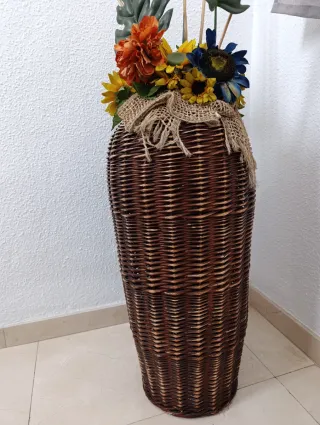 Jarrón decorativo de mimbre y yute