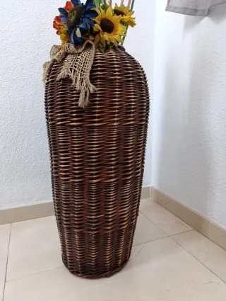 Jarrón decorativo de mimbre y yute