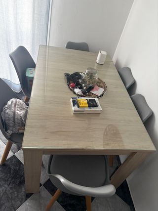 Mesa y 6 sillas de comedor con cristal.