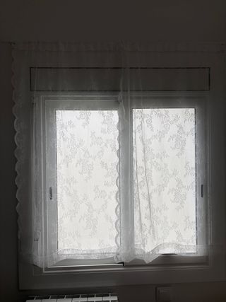 Cortinas de encaje blancas.