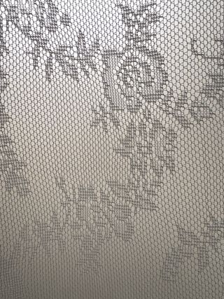 Cortinas de encaje blancas.