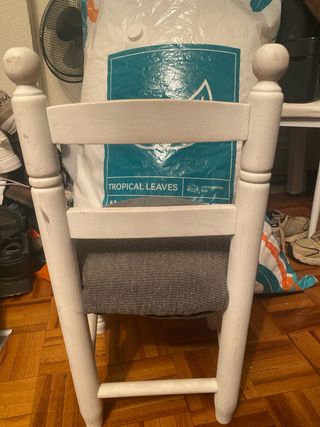 Silla de bebé blanca y gris