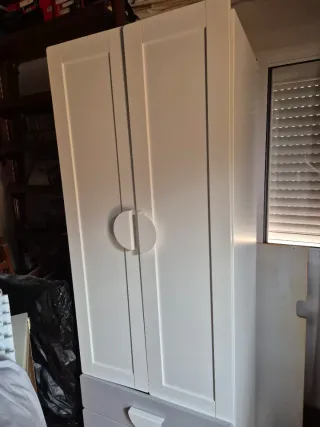 Armario infantil blanco y gris