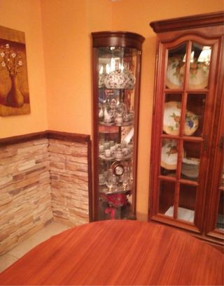 Vitrina de cristal y madera