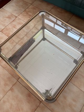 Mesa de centro cristal y metal dorado. Fondo espej