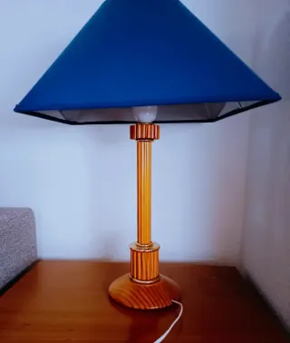 Lámpara de mesa azul y dorada