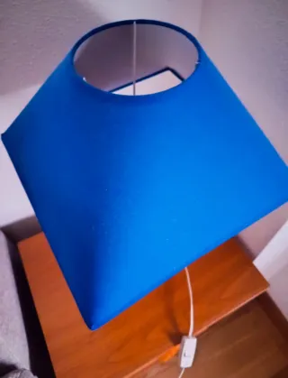 Lámpara de mesa azul y dorada