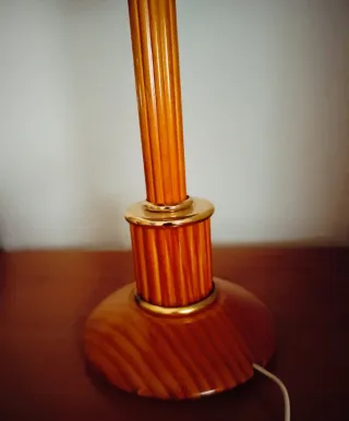 Lámpara de mesa azul y dorada