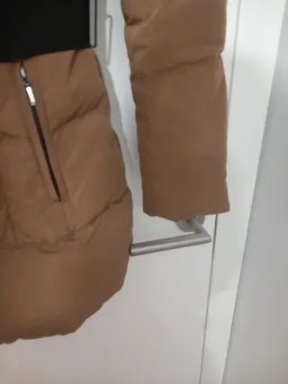 Plumífero marrón con cinturón