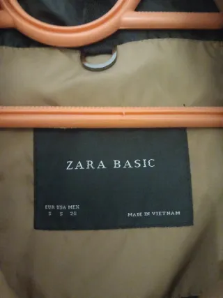 Plumífero marrón con cinturón