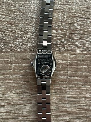 Reloj Swatch Mujer Plata y Negro