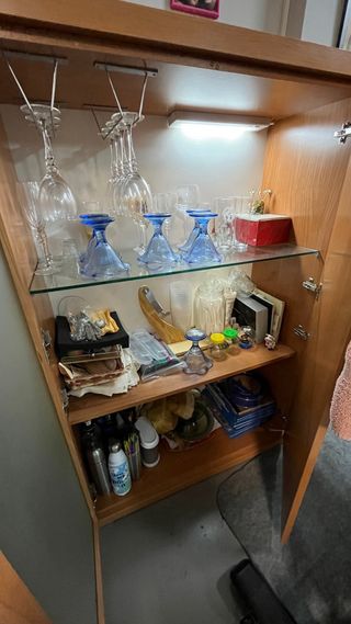 Mueble bar madera y cristal