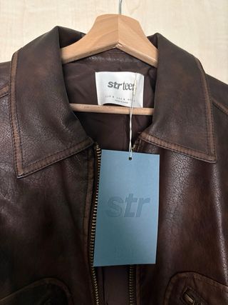 Chaqueta de cuero marrón