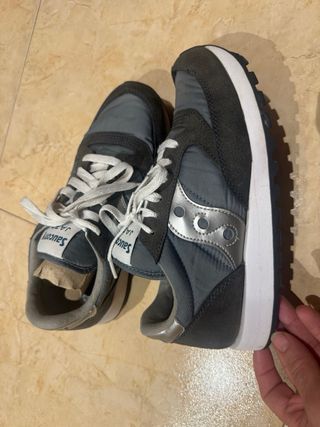 Zapatillas Saucony grises y plateadas