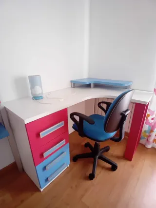 Dormitorio infantil completo.