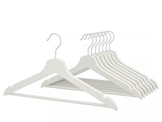 Perchas de madera blancas estilo Ikea