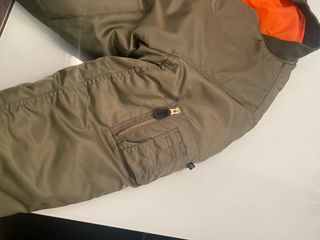 Chaqueta Bomber reversible verde y naranja.