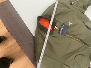 Chaqueta Bomber reversible verde y naranja.