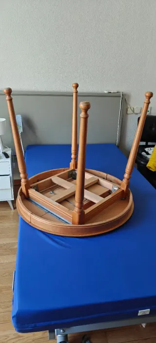 Mesa de comedor redonda de madera