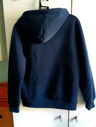 Sudadera azul con capucha y logo