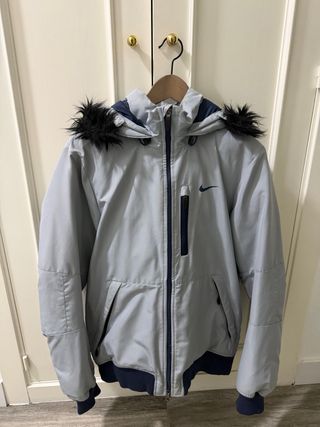 Chaqueta Nike acolchada gris y azul