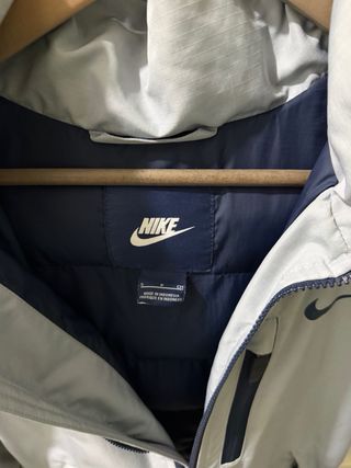 Chaqueta Nike acolchada gris y azul