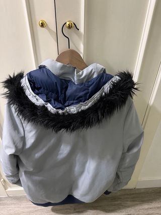 Chaqueta Nike acolchada gris y azul