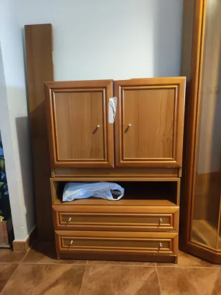 Mueble de salón de madera y cristal