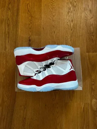 Jordan 11 Rojo Blanco Talla 40
