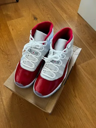 Jordan 11 Rojo Blanco Talla 40