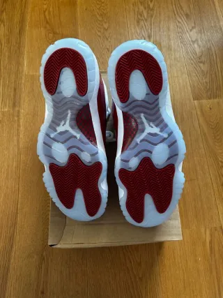 Jordan 11 Rojo Blanco Talla 40