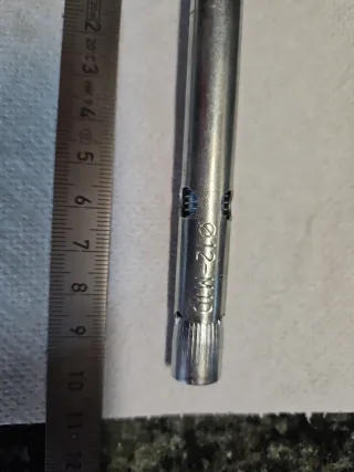 4 Tornillos de expansión metálicos.