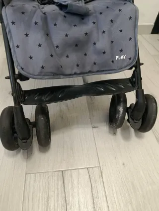 Silla de paseo gris con estrellas