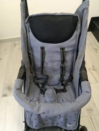 Silla de paseo gris con estrellas
