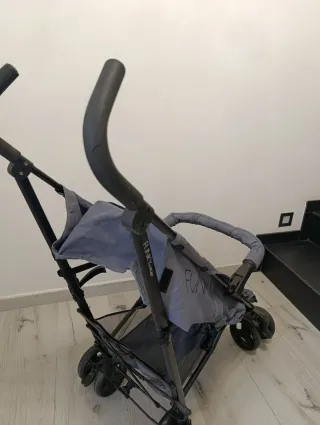 Silla de paseo gris con estrellas