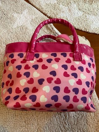 Peluche ChiChi Love en bolso de corazones