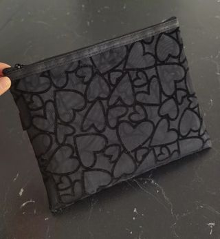 Neceser negro con corazones