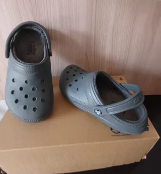 Zuecos Crocs original color gris. Forro interior.
