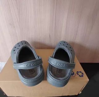 Zuecos Crocs original color gris. Forro interior.