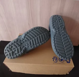 Zuecos Crocs original color gris. Forro interior.